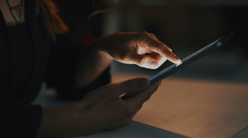 Uso del celular en la oscuridad podría tener consecuencias irreversibles a la vista