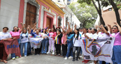 Mujeres se concentran en defensa de la paz del pueblo venezolano