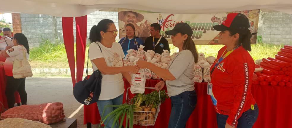 Barineses celebran 21° aniversario Mppal con Plan de Distribución de Proteínas