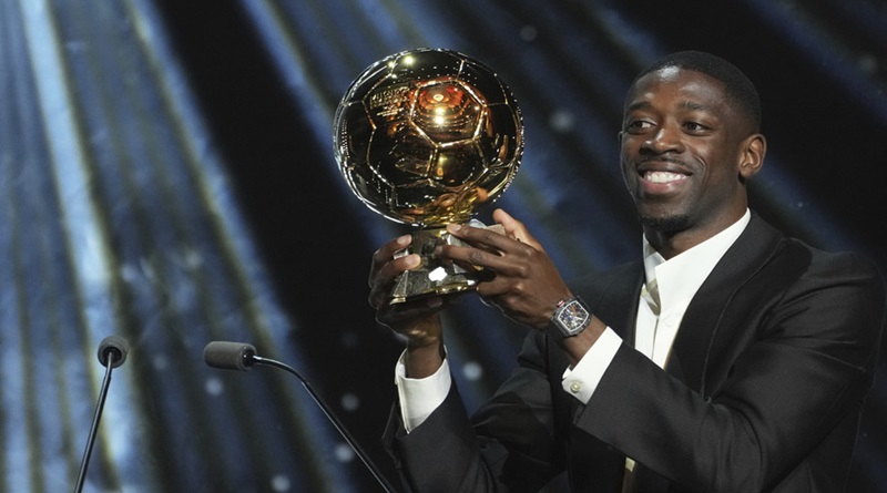 El delantero francés Ousmane Dembélé recibe el Balón de Oro, en París, 22 de septiembre del 2025. (Thibault Camus / AP)