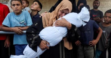 Una madre palestina llora por la muerte de su bebé tras ataque israelí en la Franja de Gaza. (Foto: Agencias)