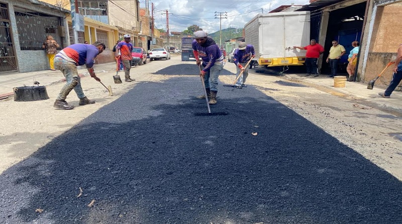 Más de dos mil familias favorecidas con labores de asfaltado en Valencia