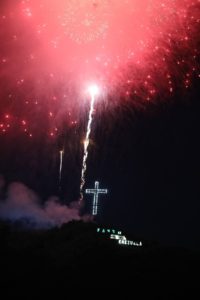 Familia militar inicia Navidad con encendido de la Cruz de Luz de la FANB