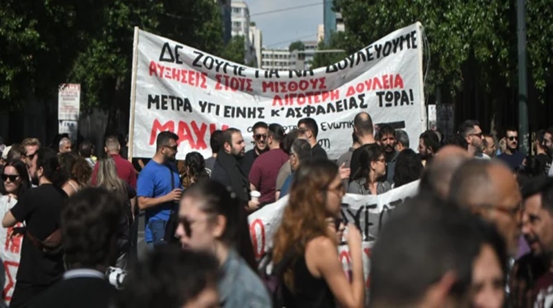 Miles de manifestantes inundaron las calles del centro de Atenas, enviando un mensaje contundente al gobierno de Mitsotakis: sus planes para la jornada laboral de 13 horas y la Edad Media obrera que pretende imponer no prosperarán. (Foto Eurokinissi)