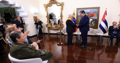 Condecoración embajador de Cuba en Venezuela, Dagoberto Rodríguez