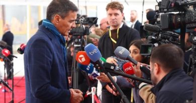 El presidente del Gobierno de España, Pedro Sánchez, habla con los periodistas en Copenhague, (Foto agencias. 2 de octubre de 2025).