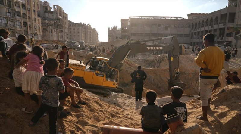 Búsqueda de cuerpos de presos israelíes en la ciudad de Hamad, en Jan Yunis, en el sur de la Franja de Gaza, 26 de octubre de 2025. (Foto: AP)