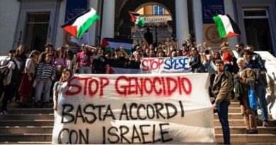 Estudiantes de la Universidad Federico II en Nápoles, Italia, se han reunido con un cartel para exigir el fin del genocidio en Gaza. (Foto agencias)