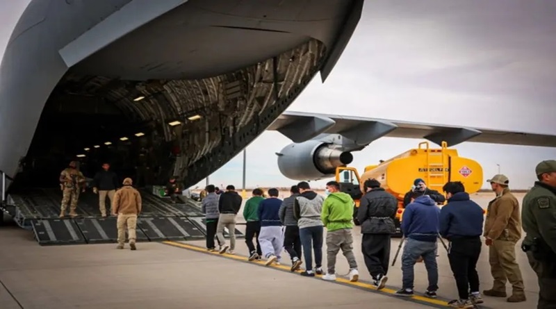 Descubierto negocio lucrativo en vuelos para trasladar a decenas de miles de detenidos del ICE en vuelos chárter privados y militares