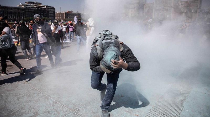 Reportan manifestantes ensangrentados tras choques con la Policía en México