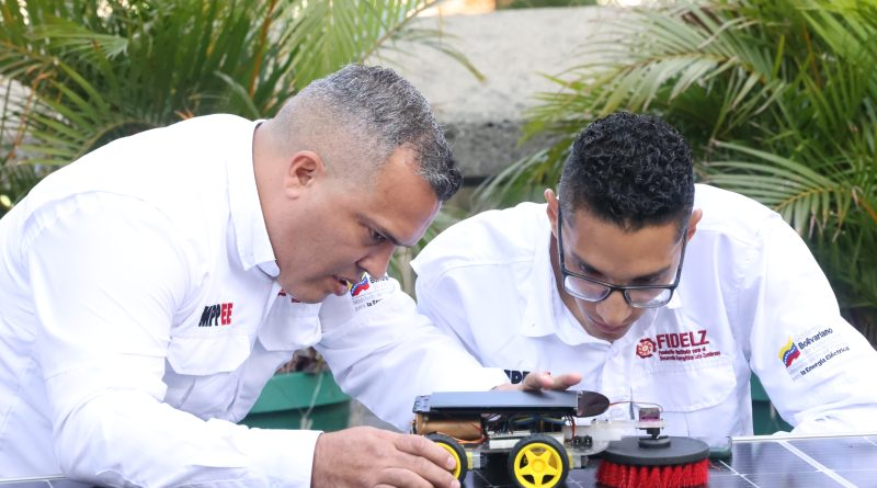 Venezolanos crean primer robot de limpieza para paneles solares