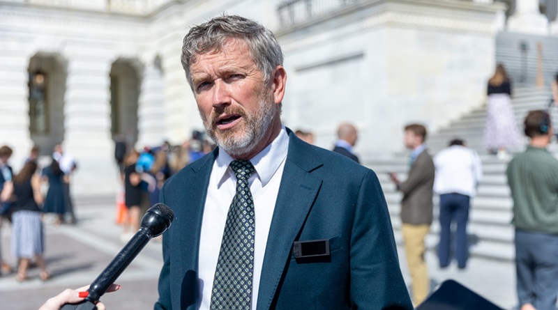 Congresista revela que archivos no publicados del caso de Epstein contienen nombres de 20 famosos amigos de Trump