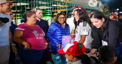 Vicepresidenta Delcy Rodríguez entrega juguetes a niños de la parroquia La Pastora