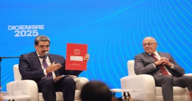 firma Decreto para Protocolo Unificado de Exportaciones No Petroleras