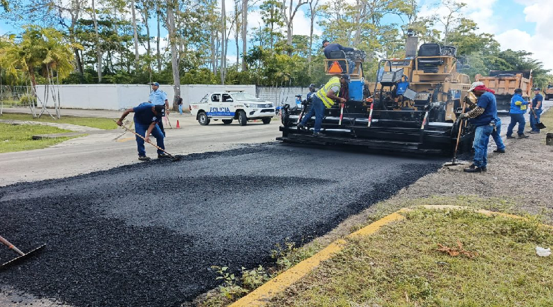 Colocan dos mil 300 toneladas de asfalto en la Local 8 de Barlovento