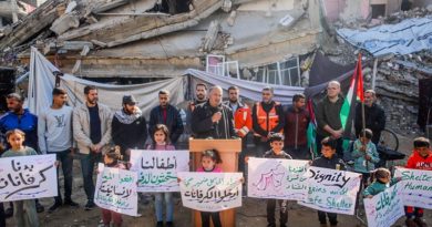 Desplazados en Gaza exigen ocupar casas prefabricadas que bloque Israel