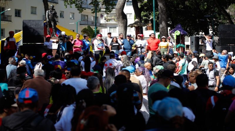 Nahúm Fernández: Tenemos presidente en Miraflores y pueblo en la calle