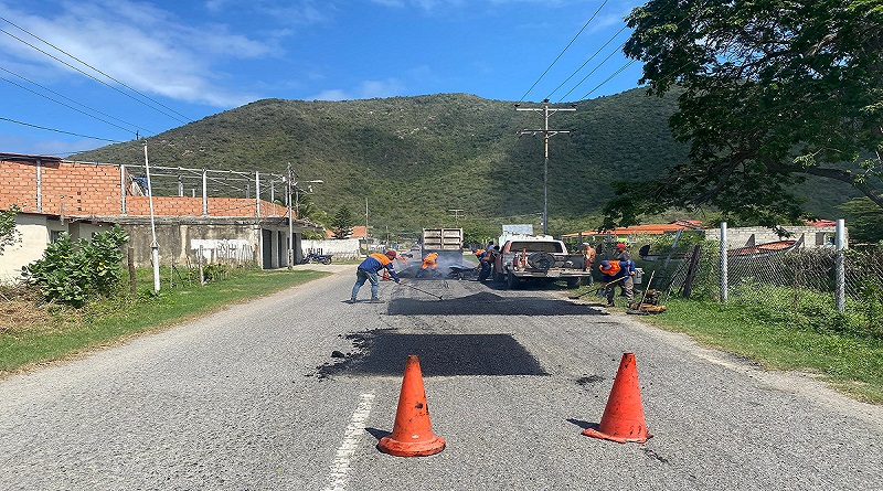 Colocadas 75 toneladas de asfalto en jornada de bacheo en Ocumare de la Costa